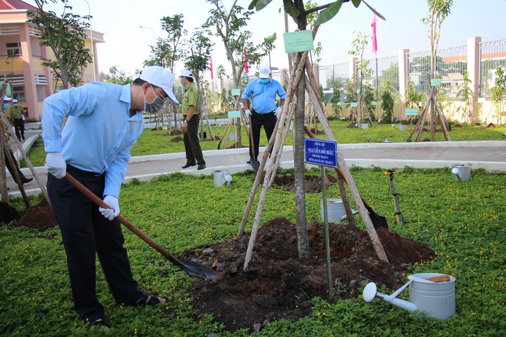 Lãnh đạo TP.HCM trồng cây nhân kỷ niệm 131 năm ngày sinh Bác Hồ - Ảnh 3.