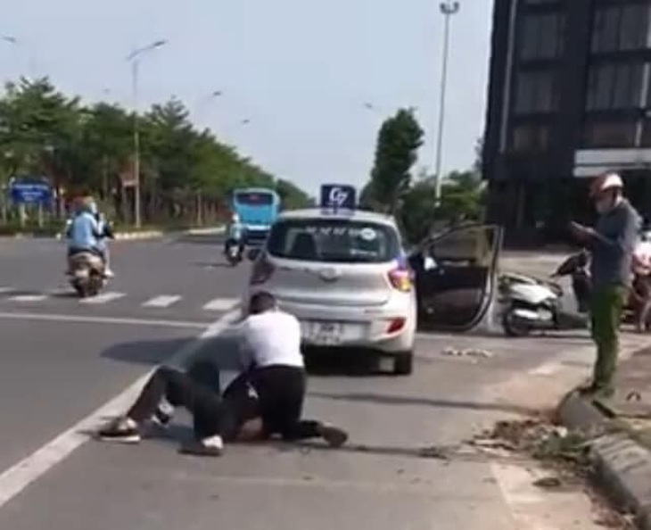 Xác minh thông tin công an đứng nhìn tài xế bị thương vật lộn với tên cướp - Ảnh 2.