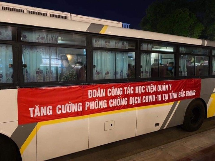 Thần tốc dựng trung tâm xét nghiệm dã chiến ở Bắc Giang sau 1 đêm - Ảnh 3.