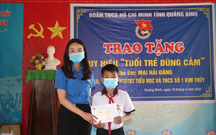 Tặng huy hiệu 