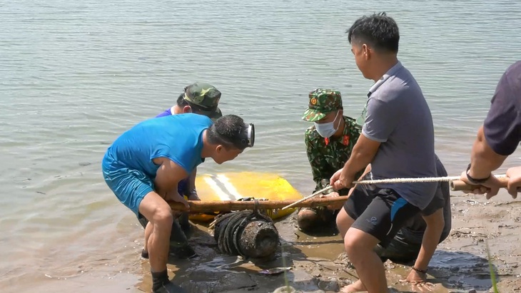 Trục vớt trái bom 250kg ngay ở bến thả hoa trên sông Thạch Hãn - Ảnh 2.