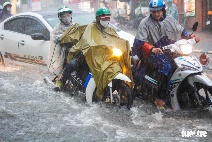 Mưa như trút nước, ‘rốn ngập’ chợ Thủ Đức lại cuồn cuộn nước - Ảnh 7.