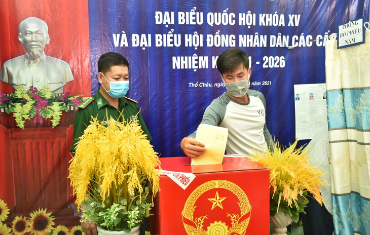 Vừa đảm bảo quyền bỏ phiếu, vừa giữ chắc nghĩa vụ canh giữ biên giới Tây Nam - Ảnh 2. Vừa đảm bảo quyền bỏ phiếu, vừa giữ chắc nghĩa vụ canh giữ biên giới Tây Nam - Ảnh 2.