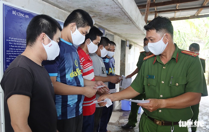 Người bị tạm giữ, tạm giam đi bầu - Ảnh 1. Người bị tạm giữ, tạm giam đi bầu - Ảnh 1.