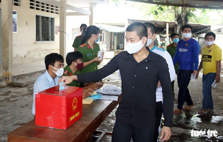 Người bị tạm giữ, tạm giam đi bầu - Ảnh 2. Người bị tạm giữ, tạm giam đi bầu - Ảnh 2.