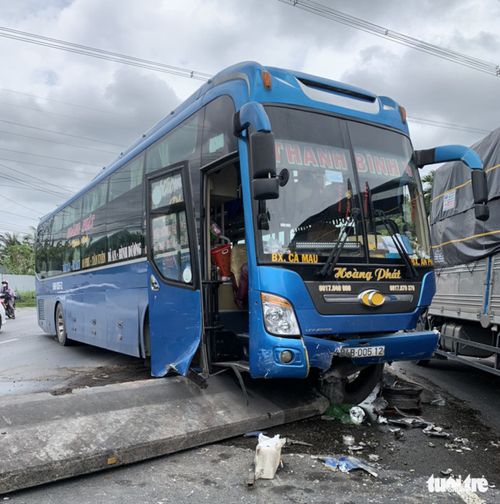 Xe khách tông sập 3 dải phân cách, xe ùn ứ dài 3km trên quốc lộ 1 - Ảnh 4. Xe khách tông sập 3 dải phân cách, xe ùn ứ dài 3km trên quốc lộ 1 - Ảnh 4.