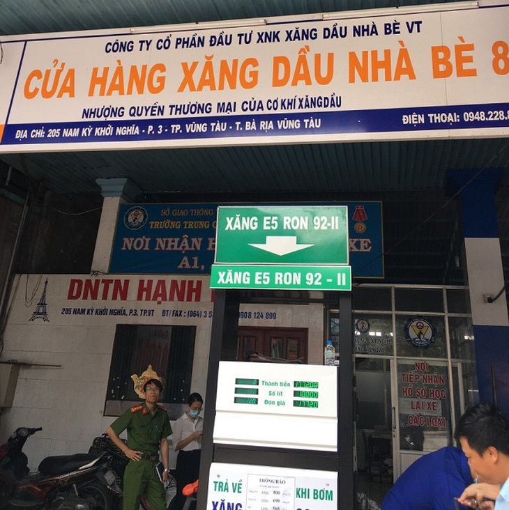 Bán xăng kém chất lượng, 2 cửa hàng bị phạt hơn 400 triệu đồng - Ảnh 1.