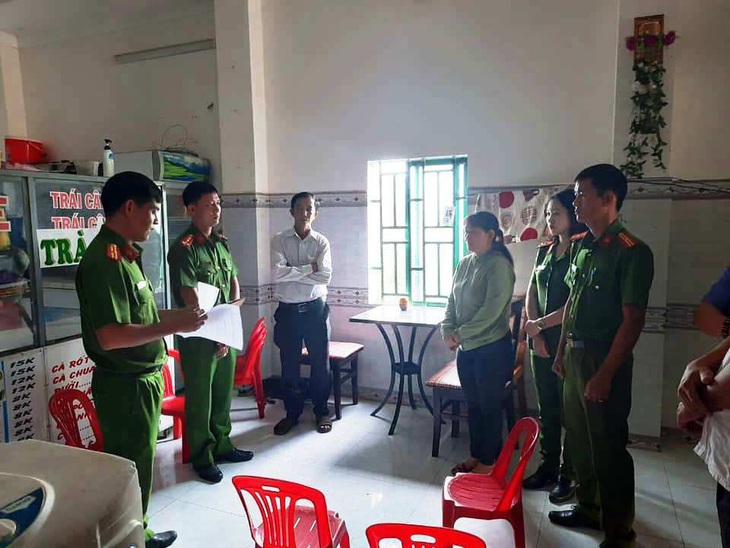 Chủ quán nước nổ quen biết bí thư huyện ủy để lừa người xin việc - Ảnh 1. Chủ quán nước nổ quen biết bí thư huyện ủy để lừa người xin việc - Ảnh 1.