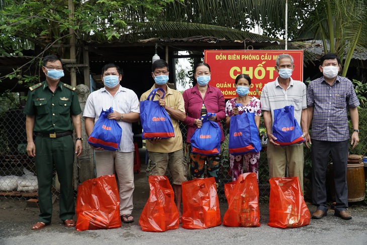 Tặng 1,3 tấn cá tra phi lê và nhu yếu phẩm cho các chốt biên phòng chống dịch - Ảnh 3.