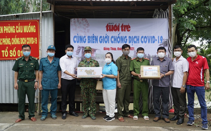 Tặng 1,3 tấn cá tra phi lê và nhu yếu phẩm cho các chốt biên phòng chống dịch