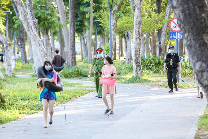 Già, trẻ, bé, lớn kéo ra sông Hương tắm bất chấp quy định không tập trung đông người - Ảnh 5.