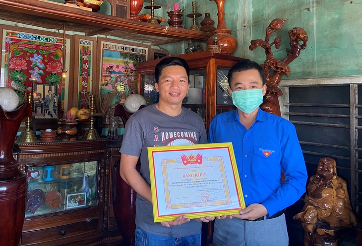 Tài xế dừng xe giúp cháu bé 2 tuổi giữa đêm được Trung ương Đoàn tặng bằng khen - Ảnh 1. Tài xế dừng xe giúp cháu bé 2 tuổi giữa đêm được Trung ương Đoàn tặng bằng khen - Ảnh 1.