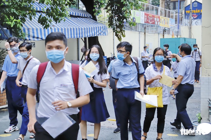 Sáng nay 26-5, hơn 2.600 thí sinh thi vào lớp 10 Trường phổ thông Năng khiếu - Ảnh 4.