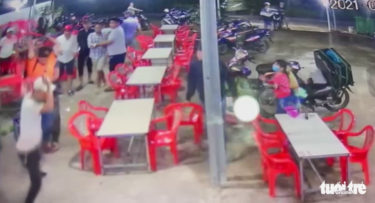 Vụ đâm 2 người thương vong tại quán nhậu, 4 người ra đầu thú - Ảnh 2. Vụ đâm 2 người thương vong tại quán nhậu, 4 người ra đầu thú - Ảnh 2.
