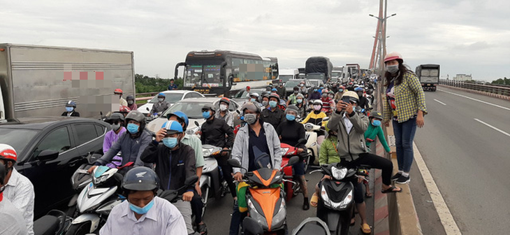 Tai nạn liên hoàn trên cầu, kẹt xe kéo dài từ Vĩnh Long qua Cần Thơ - Ảnh 8.