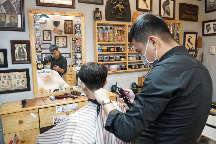 Chủ tiệm tóc nói với thợ: Nghỉ làm rồi, có khó khăn cứ gọi cho anh!’ - Ảnh 1. Chủ tiệm tóc nói với thợ: Nghỉ làm rồi, có khó khăn cứ gọi cho anh!’ - Ảnh 1.