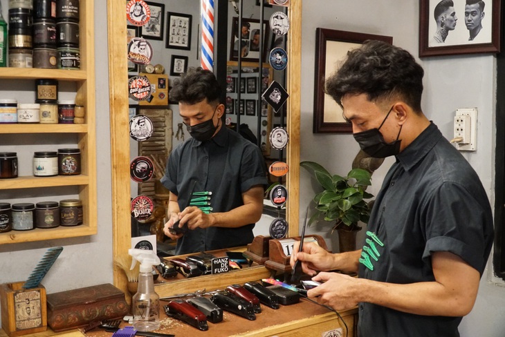 Chủ tiệm tóc nói với thợ: Nghỉ làm rồi, có khó khăn cứ gọi cho anh!’ - Ảnh 2. Chủ tiệm tóc nói với thợ: Nghỉ làm rồi, có khó khăn cứ gọi cho anh!’ - Ảnh 2.