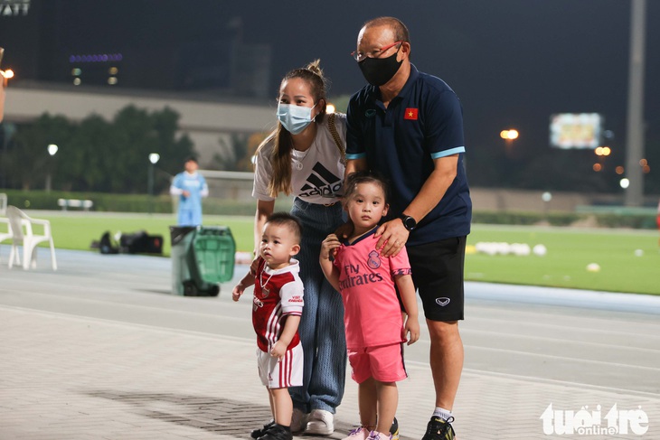 Cổ động viên Việt Nam bị sốc trước hành động bất ngờ của thầy Park - Ảnh 4. Cổ động viên Việt Nam bị sốc trước hành động bất ngờ của thầy Park - Ảnh 4.