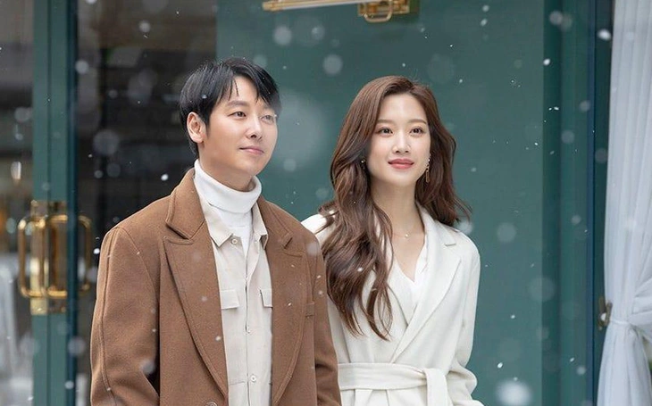 Khám phá tủ sách của Moon Ga Young, nữ chính Once we were us - Ảnh 7.