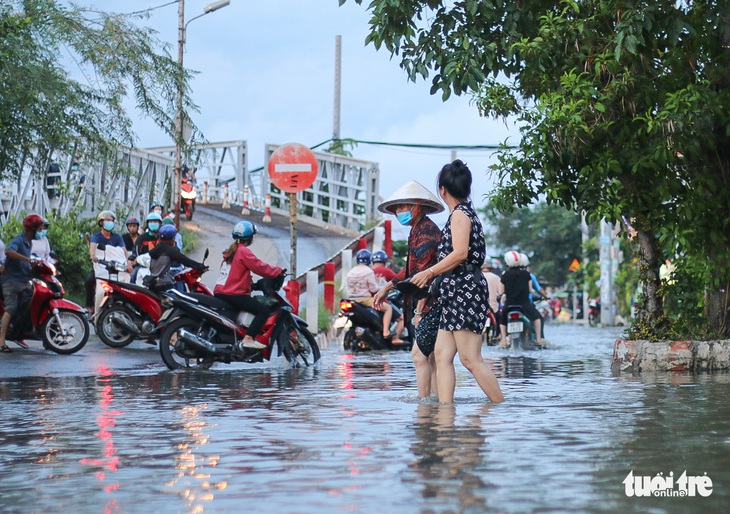 Không mưa, triều cường không lớn nhưng Mễ Cốc ở quận 8 vẫn ngập lênh láng - Ảnh 10.