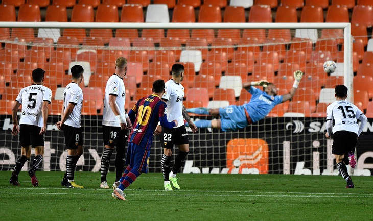 Messi đá phạt ghi bàn đẹp mắt giúp Barca tiếp tục bám đuổi Atletico - Ảnh 3.