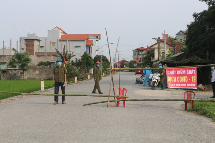 Hà Nam khởi tố vụ án làm lây lan dịch COVID-19, cảnh cáo 3 cán bộ - Ảnh 1.