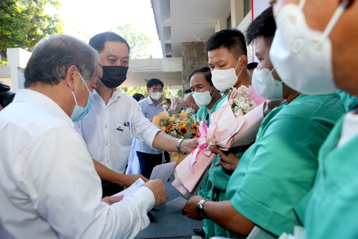 Y bác sĩ Thừa Thiên Huế lên đường vào tâm dịch Bắc Giang chống dịch - Ảnh 1. Y bác sĩ Thừa Thiên Huế lên đường vào tâm dịch Bắc Giang chống dịch - Ảnh 1.