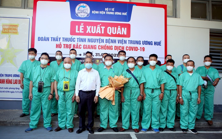 Y bác sĩ Thừa Thiên Huế lên đường vào tâm dịch Bắc Giang chống dịch - Ảnh 2. Y bác sĩ Thừa Thiên Huế lên đường vào tâm dịch Bắc Giang chống dịch - Ảnh 2.