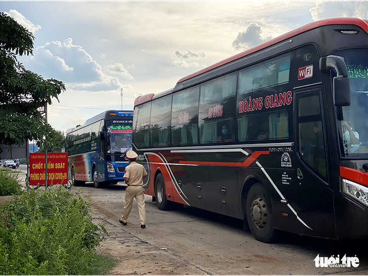 Người dân Tây Nguyên ùn ùn rời Sài Gòn do lệnh giãn cách - Ảnh 2. Người dân Tây Nguyên ùn ùn rời Sài Gòn do lệnh giãn cách - Ảnh 2.