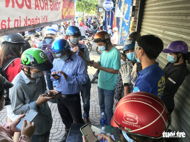 Chủ tịch UBND quận Gò Vấp: Hôm nay người dân tạm đi lại bình thường, phải khai báo y tế - Ảnh 6.