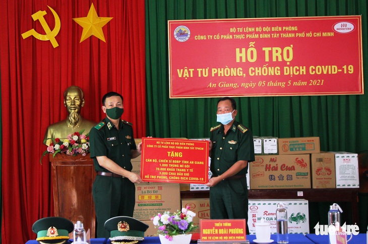 Tặng hàng ngàn vật tư y tế phòng dịch COVID-19 cho Biên phòng An Giang - Ảnh 1.