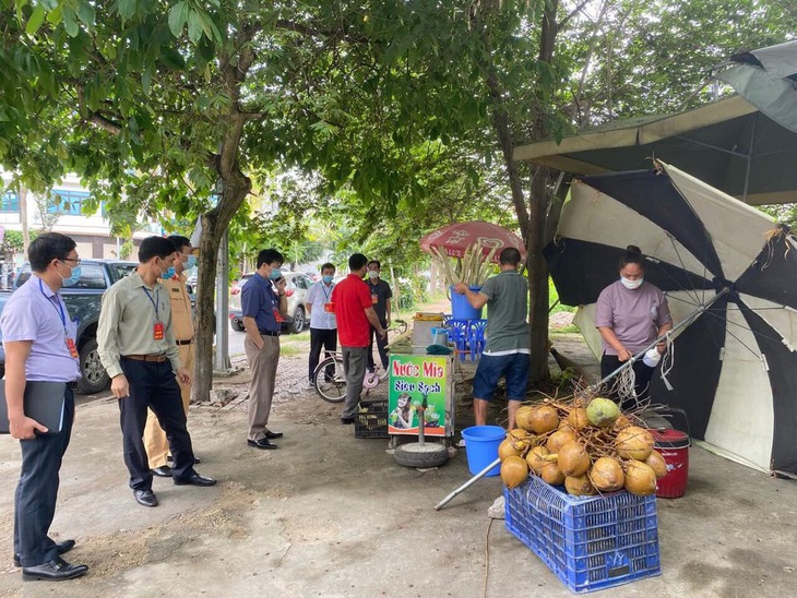 Hai chủ tịch phường ở TP Hải Dương bị phê bình vì chống dịch lơ là - Ảnh 1.