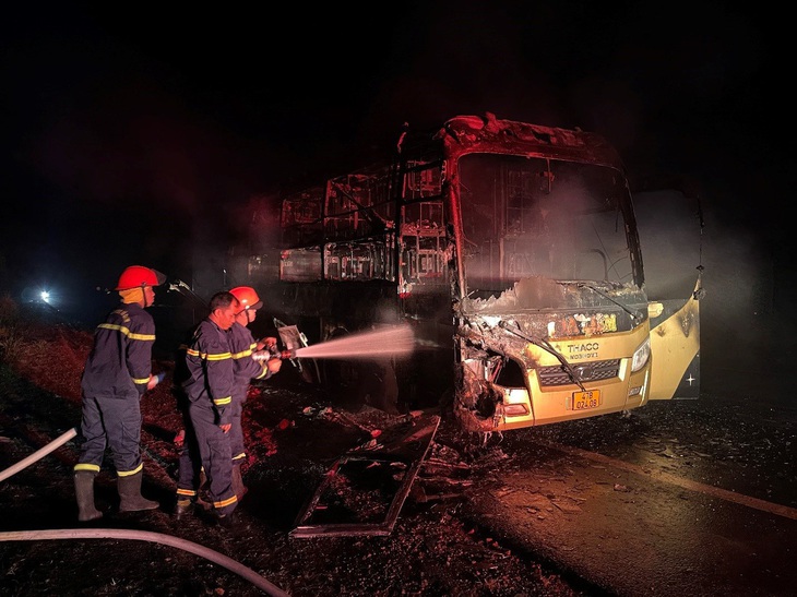 Xe giường nằm cháy rụi lúc rạng sáng, hành khách đang ngủ may mắn thoát chết - Ảnh 2. Xe giường nằm cháy rụi lúc rạng sáng, hành khách đang ngủ may mắn thoát chết - Ảnh 2.