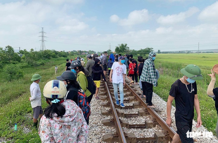Điều tra vụ bé gái 6 tuổi chết gần đường tàu và người phụ nữ bỏ chạy trong hoảng loạn - Ảnh 2. Điều tra vụ bé gái 6 tuổi chết gần đường tàu và người phụ nữ bỏ chạy trong hoảng loạn - Ảnh 2.