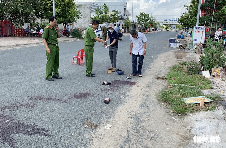 Bắt tạm giam 3 bị can trong vụ thảm chiến tại tiệc sinh nhật làm 1 người chết - Ảnh 2. Bắt tạm giam 3 bị can trong vụ thảm chiến tại tiệc sinh nhật làm 1 người chết - Ảnh 2.
