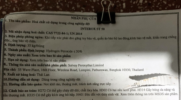 Phát hiện cơ sở nghi chế biến cá khô bằng hóa chất có hại nếu nuốt phải - Ảnh 2.