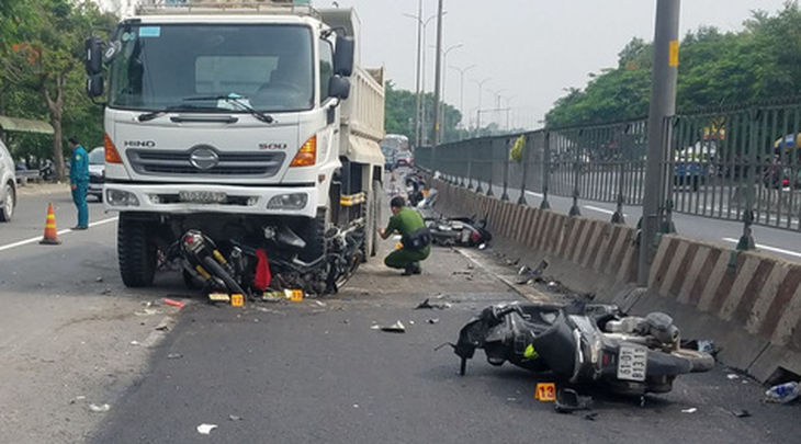 Xe ben lao vào công trình đang thi công, 1 người chết, 3 người bị thương - Ảnh 1.