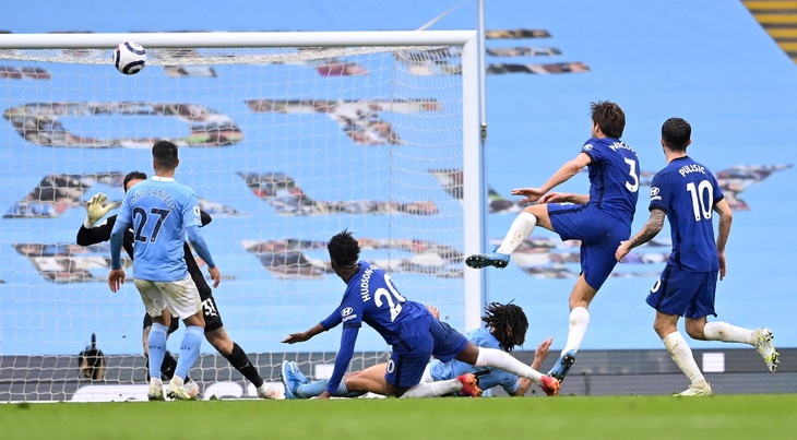 Thua ngược Chelsea, Man City chưa thể lên ngôi vô địch - Ảnh 4.