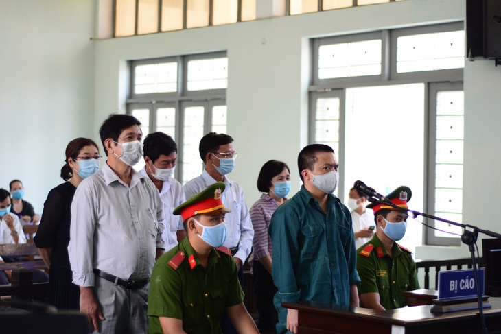 Hàng loạt cựu lãnh đạo Trung tâm Y tế Phan Thiết hầu tòa - Ảnh 1. Hàng loạt cựu lãnh đạo Trung tâm Y tế Phan Thiết hầu tòa - Ảnh 1.