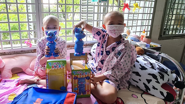 Chia nhau chiếc giường bệnh - Ảnh 1. Chia nhau chiếc giường bệnh - Ảnh 1.