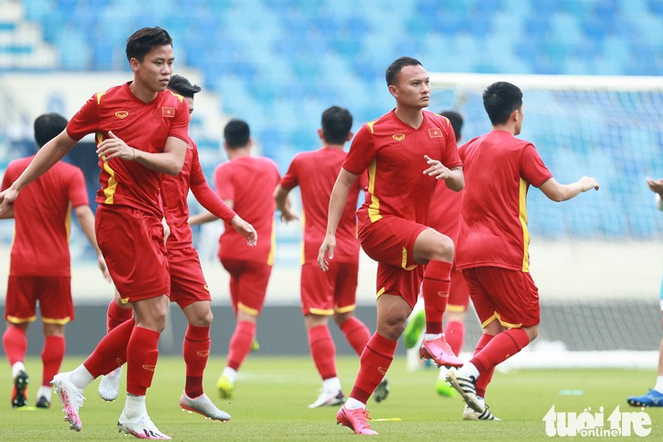Tình huống hài hước: Ông Park bỏ chạy sau khi hệ thống nước tại sân bóng kích hoạt - Ảnh 4. Tình huống hài hước: Ông Park bỏ chạy sau khi hệ thống nước tại sân bóng kích hoạt - Ảnh 4.