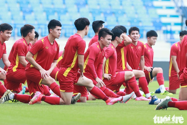 Tình huống hài hước: Ông Park bỏ chạy sau khi hệ thống nước tại sân bóng kích hoạt - Ảnh 5. Tình huống hài hước: Ông Park bỏ chạy sau khi hệ thống nước tại sân bóng kích hoạt - Ảnh 5.
