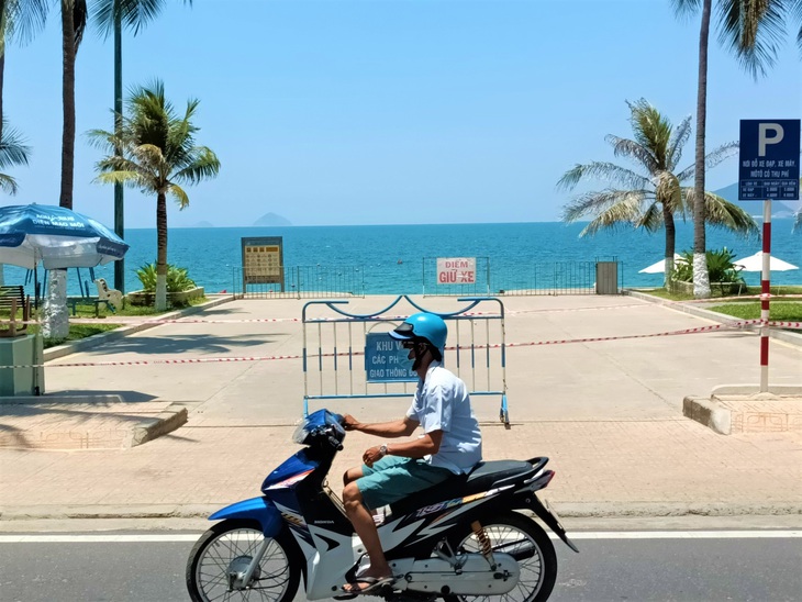 Nha Trang cho tắm biển giãn cách, được tập lại gym, yoga - Ảnh 1. Nha Trang cho tắm biển giãn cách, được tập lại gym, yoga - Ảnh 1.