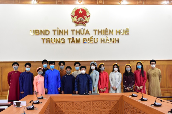 Chủ tịch Thừa Thiên Huế mặc áo dài dẫn học sinh tham quan trụ sở - Ảnh 1.