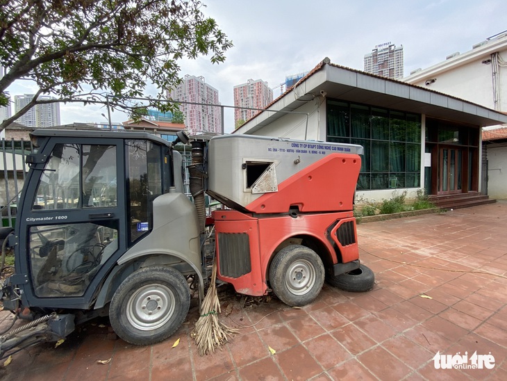 Trụ sở công ty nợ lương ‘không bóng người’, công nhân môi trường khóc nghẹn - Ảnh 2.