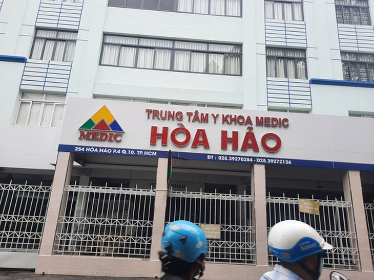 Trung tâm Hòa Hảo lại tạm dừng tiếp nhận bệnh nhân do có 2 ca dương tính COVID-19 - Ảnh 1.