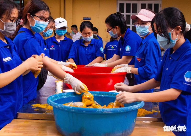 Nghệ sĩ, nhóm thiện nguyện hăng hái chi viện cho các điểm phòng chống dịch - Ảnh 1.