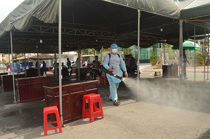 Yêu cầu nhân viên bệnh viện hạn chế tiếp xúc ngoài giờ làm việc - Ảnh 1. Yêu cầu nhân viên bệnh viện hạn chế tiếp xúc ngoài giờ làm việc - Ảnh 1.