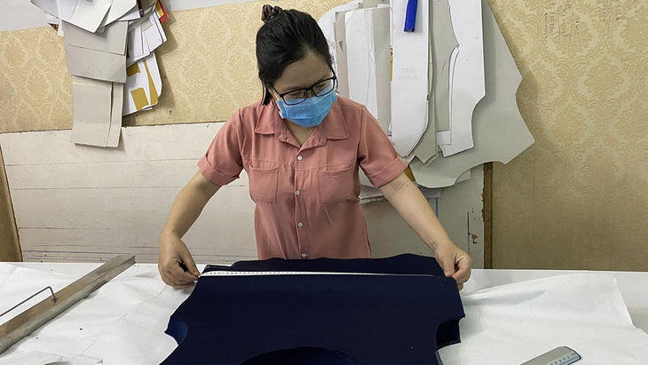 Làm áo lót chống sốc nhiệt cho y bác sĩ tuyến đầu bởi chúng ta đều là những chiến sĩ - Ảnh 1. Làm áo lót chống sốc nhiệt cho y bác sĩ tuyến đầu bởi chúng ta đều là những chiến sĩ - Ảnh 1.