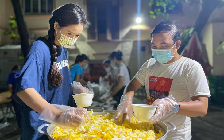 Mai Phương Thúy nấu ăn sáng cho y bác sĩ Bệnh viện Bệnh nhiệt đới